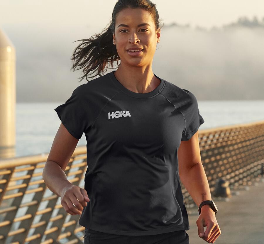 Hoka One One Top Damske Čierne - Performance Short Sleeve - 90362-GCNI